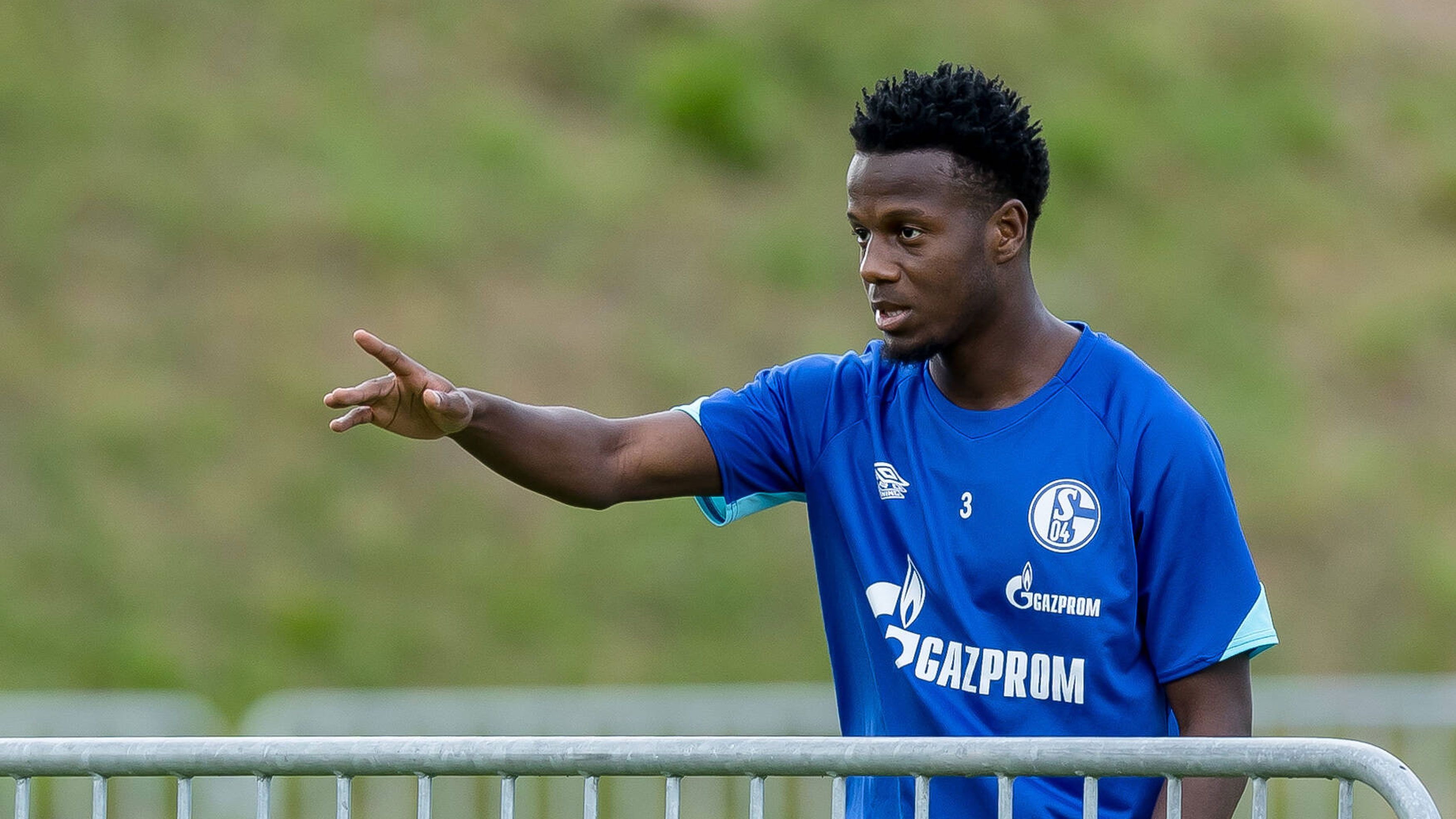 
                <strong>Hamza Mendyl (Gaziantep FK)</strong><br>
                Der FC Schalke 04 hat einen Abnehmer für Hamza Mendyl gefunden. Der Marokkaner wechselt für die kommende Saison auf Leihbasis in die türkische Süper Lig zu Gaziantep FK. Über die weiteren Transferdetails behielten beide Klubs aber Stillschweigen. Mendyl war 2018 für sechs Millionen Euro aus Lille gekommen, spielt aber seit längerem keine Rolle mehr im Team von Dimitrios Grammozis. Insgesamt absolvierte der Linksverteidiger nur 21 Pflichtspiele für die Königsblauen. 
              