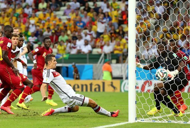 
                <strong>Rihanna und Miroslav Klose</strong><br>
                ...denn mit dem Treffer gegen die Afrikaner sichert der "DFB-Oldie" seiner Mannschaft nicht nur einen wichtigen Punkt für den Kampf ums Achtelfinale.
              