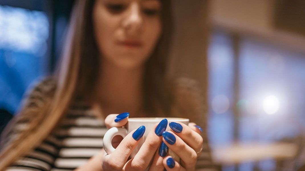 Nicht nur Pastell, Schwarz und Nude-Töne sind diesen Sommer total angesagt – auch Blau reiht sich als Trendfarbe unter die Nagellack Trends 2021! 