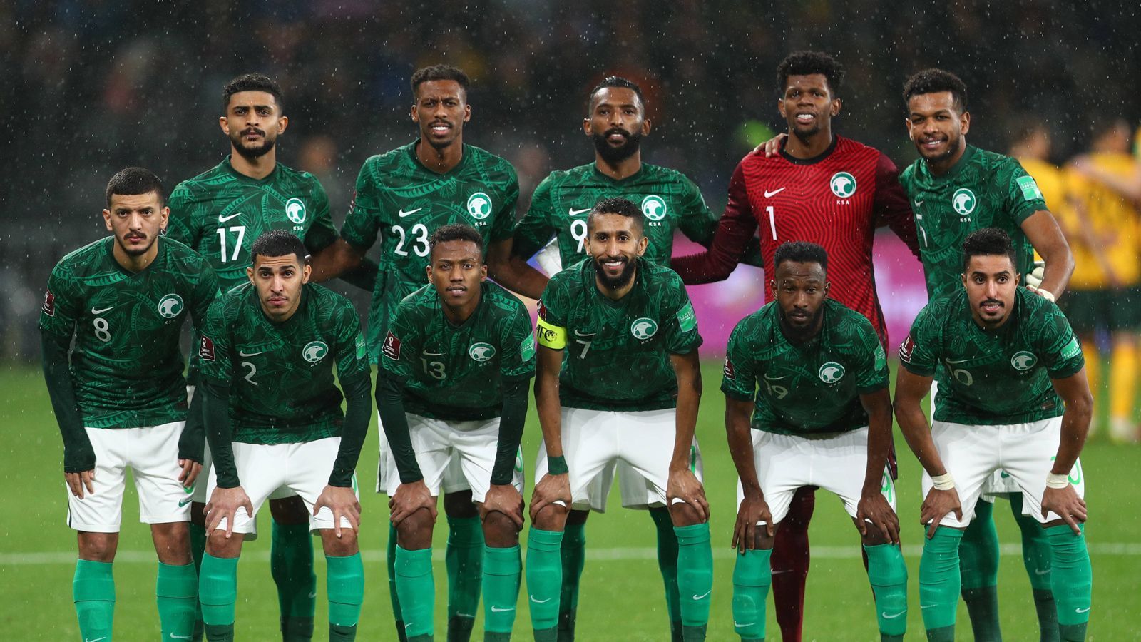 
                <strong>Saudi-Arabien - "Grüne Falken"</strong><br>
                Die Fußball-Nationalmannschaft von Saudi-Arabien spielt unter dem Spitznamen "as-suqour al-hadra", was "die grünen Falken" bedeutet. Dies ist eine Anspielung auf die Trikot- und Nationalfarbe.
              
