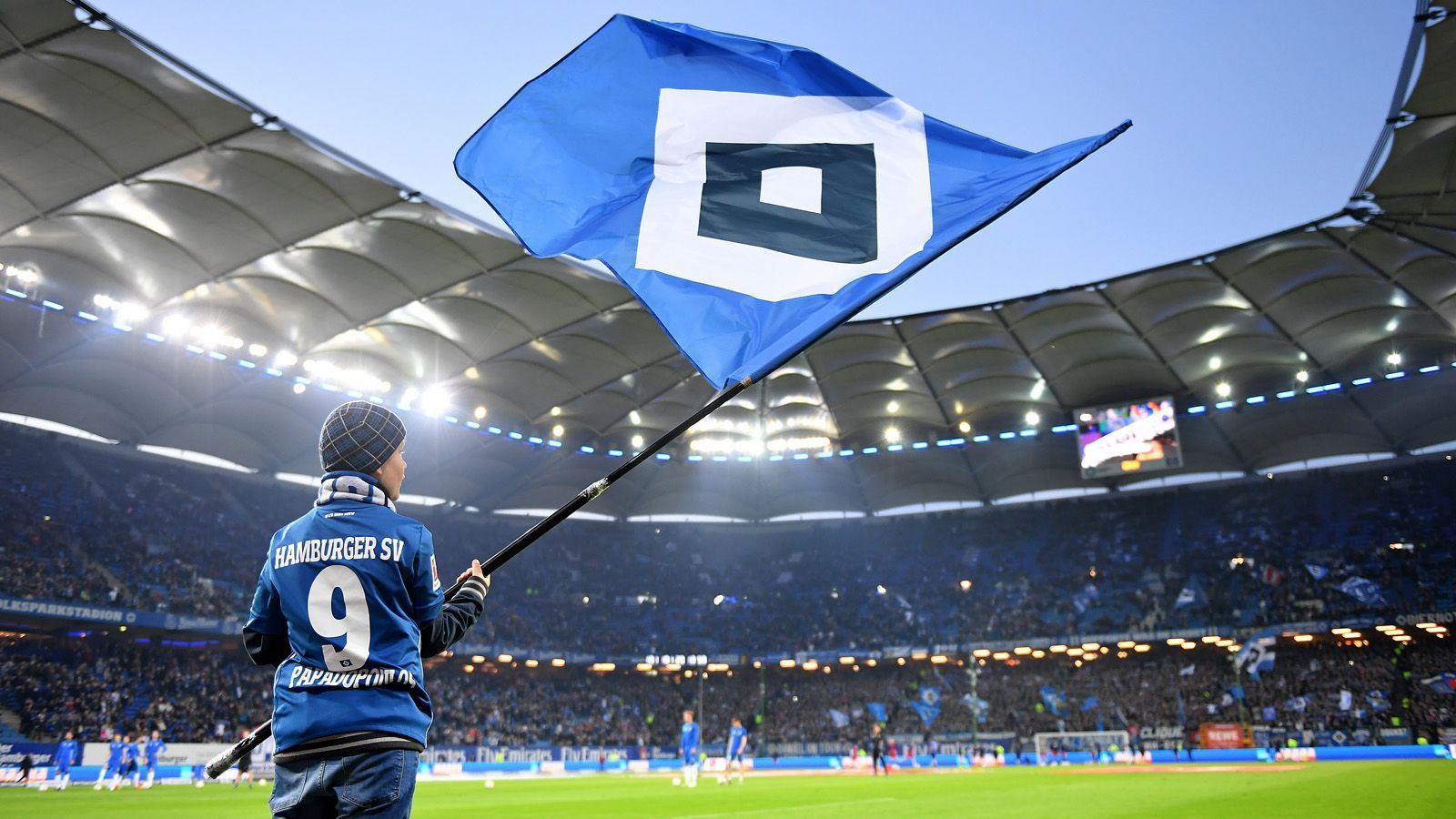 
                <strong>Platz 8: Hamburger SV</strong><br>
                Volksparkstadion, HamburgZuschauerschnitt: 52.349
              