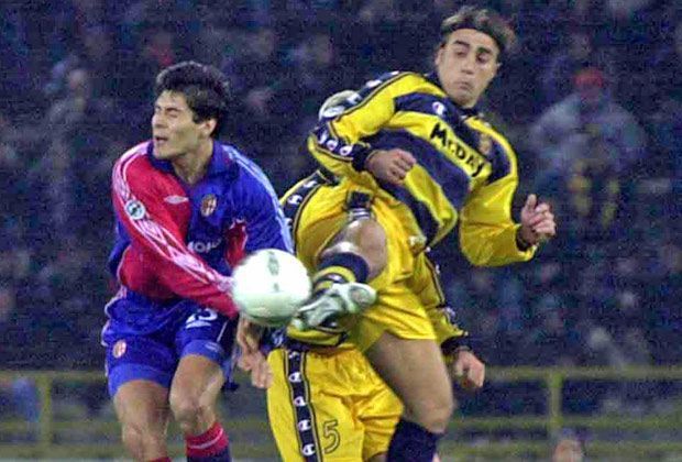 
                <strong>Fabio Cannavaro</strong><br>
                Von Parma nach Turin: Fabio Cannavaro (r.) ist der dritte Ex-Profi, der diesen Weg beschritt. Er ist aber der einzige, der dabei eine Zwischenstation einlegte. Über Inter Mailand wechselte der spätere Weltmeister 2004 zu Juve. Zwei Jahre vorher zahlte Inter 25 Millionen Euro Ablöse.
              