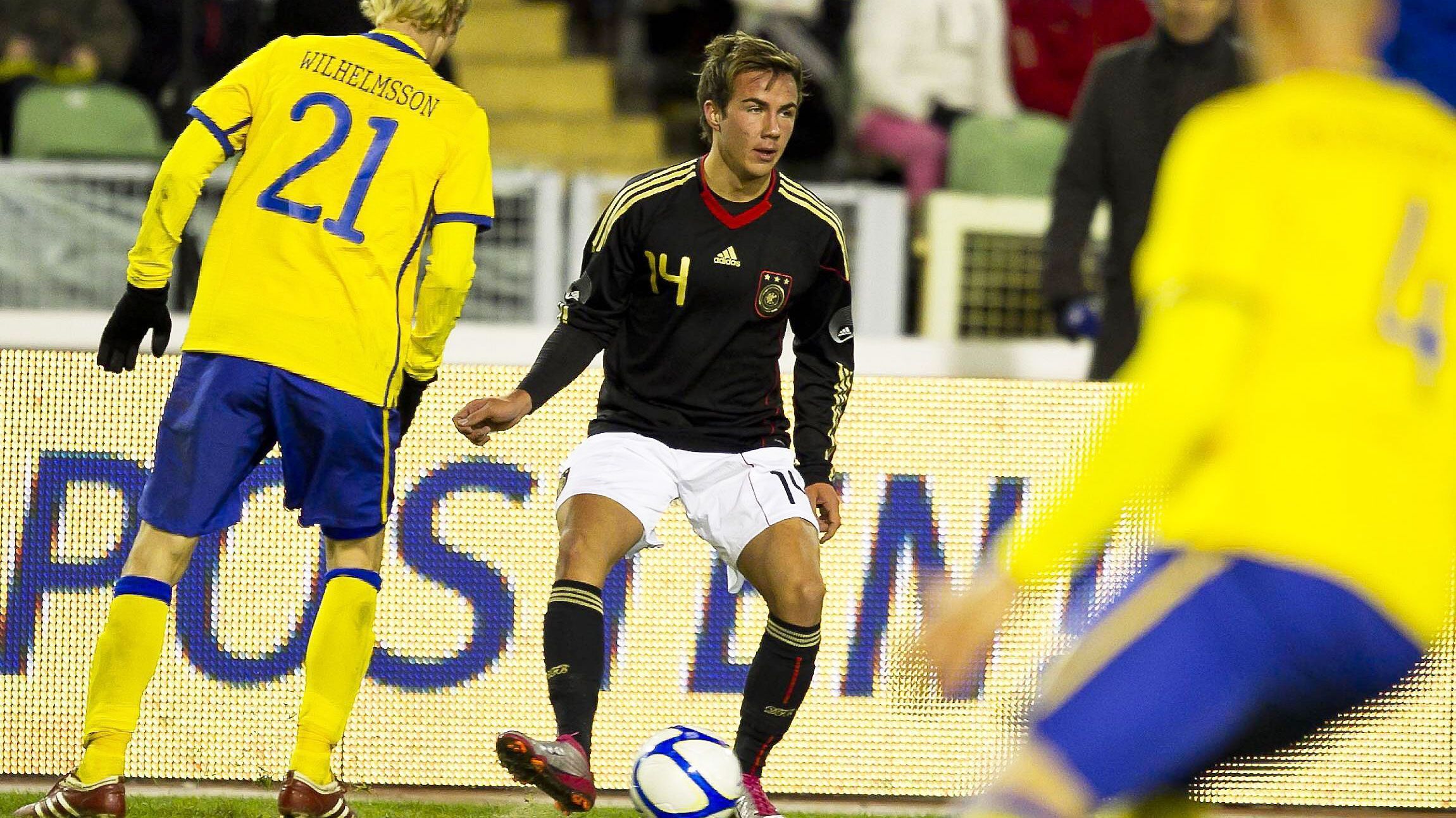 
                <strong>4. Platz: Mario Götze (18 Jahre, 167 Tage)</strong><br>
                Beim 0:0 gegen Schweden am 17. November 2010 streifte sich Mario Götze (M.) zum ersten Mal den Dress der A-Nationalmannschaft über. Er war damals 18 Jahre und 167 Tage alt. Höhepunkt seiner DFB-Karriere war der entscheidende Treffer im WM-Finale 2014 gegen Argentinien, mittlerweile spielt Götze bei der PSV Eindhoven.
              