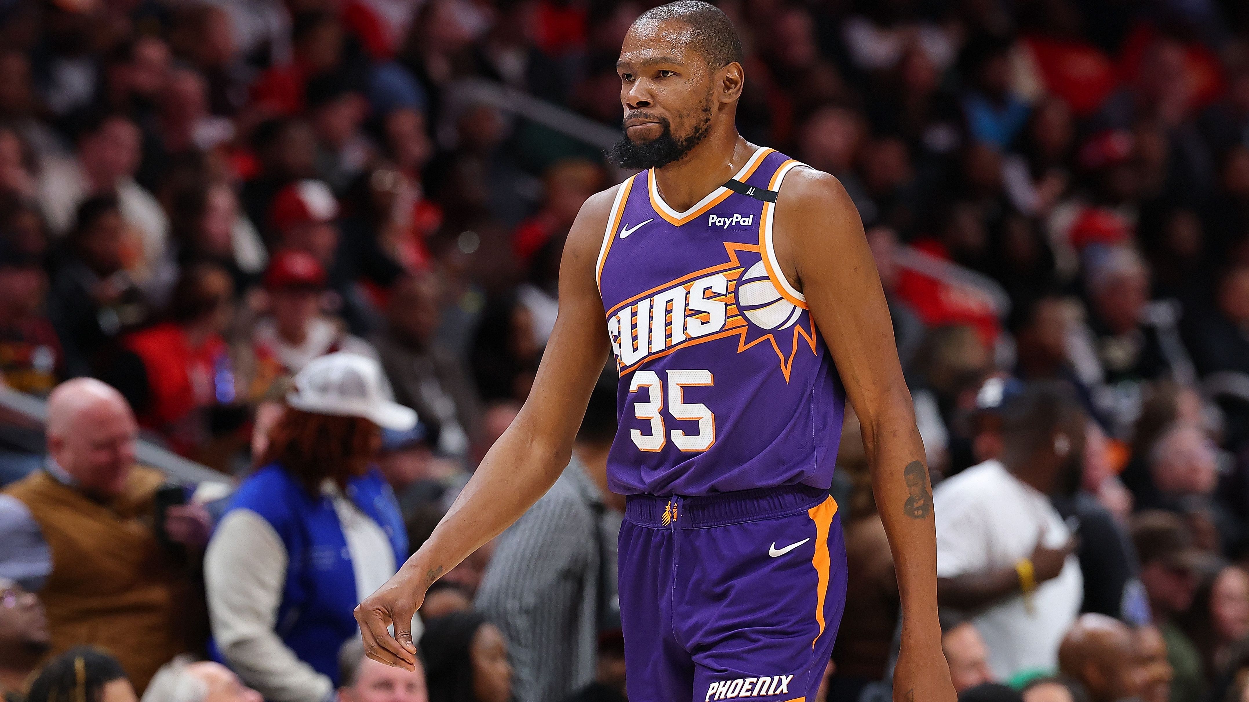 <strong>Kevin Durant (Western Conference) - Starter</strong><br><strong>Team:</strong> Phoenix Suns<br><strong>Position:</strong> Forward<br><strong>All-Star-Nominierungen (vor 2025):</strong> 1<br><strong>Größte Erfolge:</strong> 2x NBA-Champion, 2x Finals-MVP, 1x MVP, 6x All-NBA First Team, 5x All-NBA Second Team, Rookie of the Year, 4x Olympia-Gold mit den USA