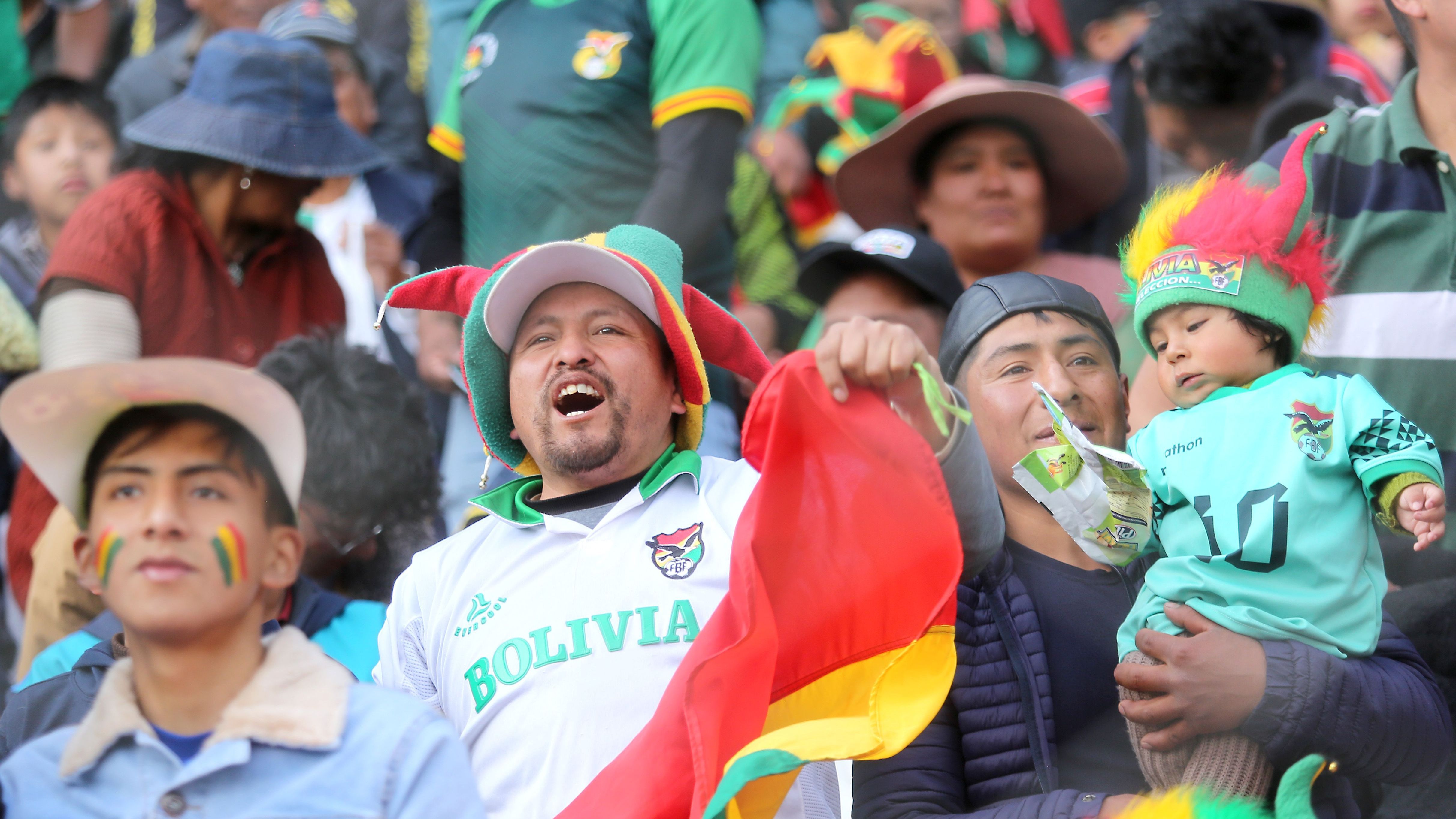 <strong>Fußball auf über 4000 Metern Höhe</strong><br>Zu spüren bekam die Höhenluft bereits Venezuela. Mit 0:4 kam der Favorit im September unter die Räder, als Bolivien erstmals in El Alto (spanisch für "die Höhe") spielte. Weder Atemübungen noch eine Vorbereitung in Sauerstoffkammern halfen den Gästen. Nun versucht es Kolumbien, unter anderem mit einer mehrtägigen Akklimatisierung in Cochabamba auf 2500 Metern.