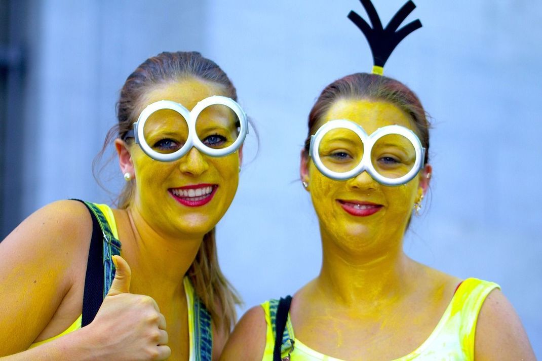 Aktuelle Filmkostüme kommen beim Karneval besonders gut an: Verkleiden Sie sich zum Beispiel als die Minions. Hier genügen fast schon etwas gelbe Körperfarbe und eine XXL-Brille.