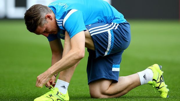 
                <strong>Bastian Schweinsteiger</strong><br>
                Bastian Schweinsteiger: Macht auch nicht jeder: "Ich halte immer den gleichen Ablauf ein", sagt der Weltmeister, "ich feuchte meine Schuhe und auch meine Socken ein wenig an, um ein besseres Ballgefühl zu haben." 
              