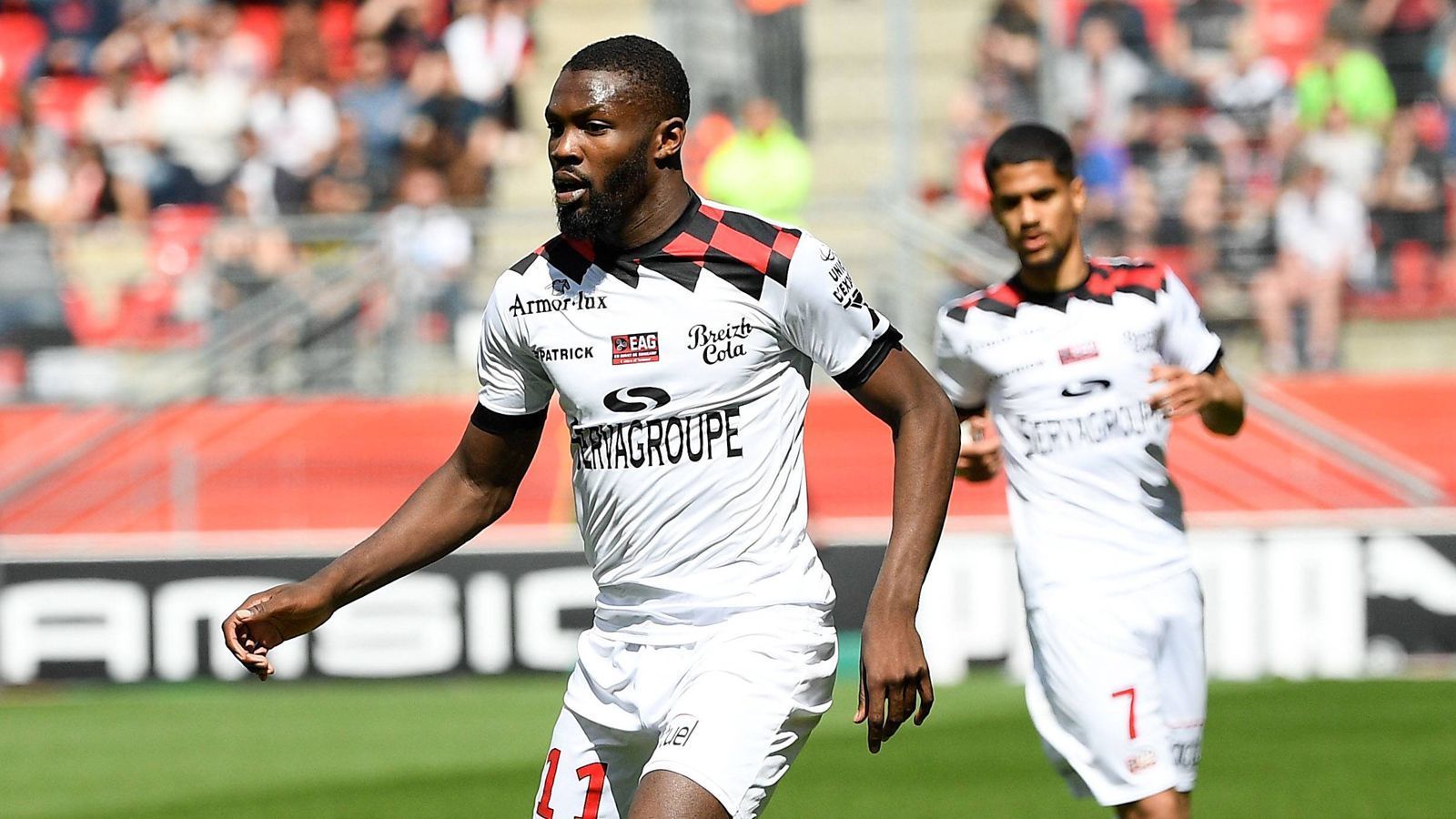 
                <strong>Marcus Thuram</strong><br>
                Die Liste der Interessenten ist lang: Neben Manchester United, Arsenal, Olympique Marseille, Olympique Lyon sollen auch Borussia Dortmund und auch Borussia Mönchengladbach eine Verpflichtung in Erwägung ziehen. Guingamps Präsident hat den Startpreis zuletzt auf 20 Millionen Euro erhöht.
              