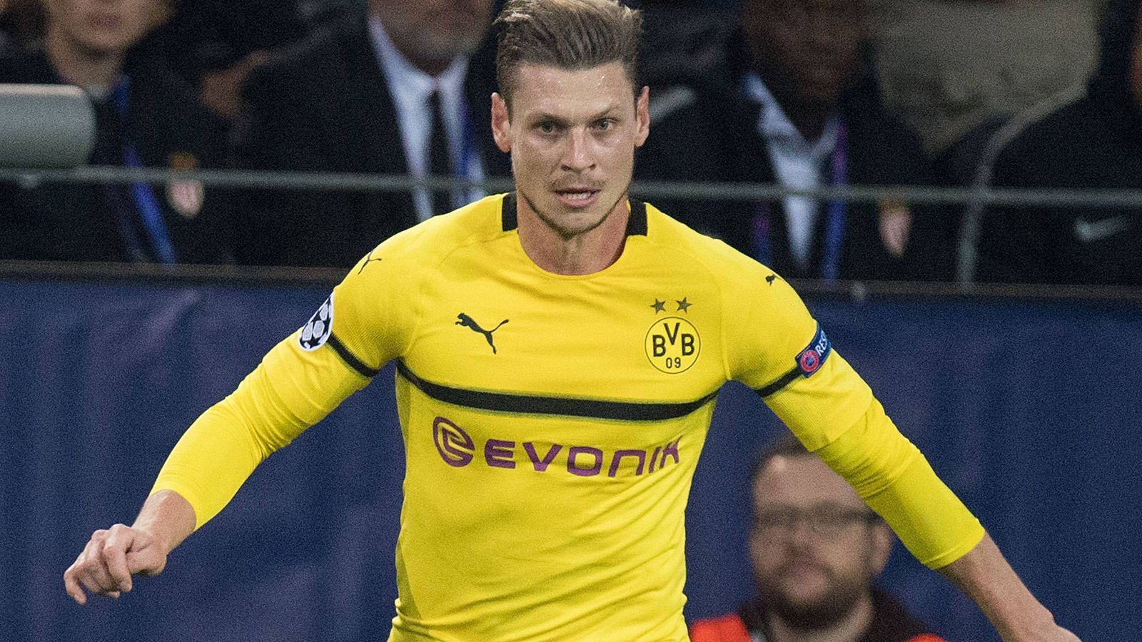 
                <strong>Rechtsverteidiger: Lukasz Piszczek</strong><br>
                Mit einer leichtsinnigen Aktion bringt der Abwehrroutinier die Schwarz-Gelben beinahe in Bredouille. Ansonsten lässt er in Zweikämpfen seine Routine aufblitzen, stoppt Diego Costa in höchster Not. Nach einem Tritt von Lemar muss Piszczek mit blutender Wunde im Gesicht behandelt werden. ran-Note: 2
              