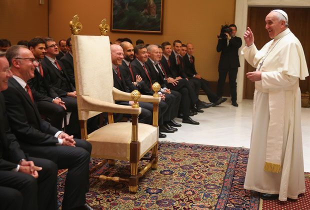 
                <strong>Heilige Audienz - Bayern München trifft Papst Franziskus</strong><br>
                Letzte Anweisungen zum Gruppenfoto. Ausnahmsweise dirigiert nicht Pep Guardiola das Team der Münchner, sondern Papst Franziskus. Mit sichtlichem Erfolg, denn zumindest saß jeder brav auf seinem Platz.
              