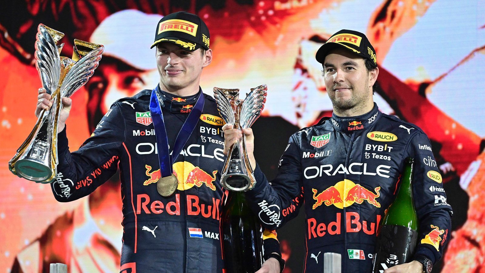 
                <strong>Formel 1 2023: Red Bull zahlt Mega-Startgebühr</strong><br>
                Red Bull Racing hat die Saison 2022 dominiert - und muss deshalb sehr tief in die Tasche greifen. Die Formel-1-Teams müssen vor einer Saison Einschreibegebühren zahlen, die sich aus einer Grundgebühr (617.687 Dollar) und Geld für WM-Punkte der Vorsaison zusammensetzt. Bei Weltmeister Red Bull sind es 7.411 Dollar pro Zähler, bei allen anderen Teams 6.174 Dollar. ran zeigt die Gebühren der Teams. Spoiler: Bei Red Bull ist die Gebühr so hoch wie noch nie.
              