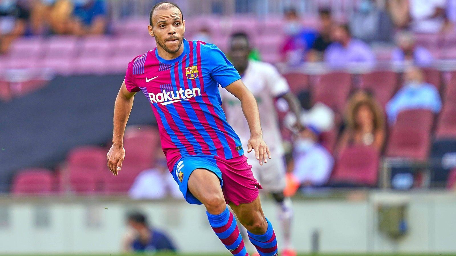 
                <strong>Martin Braithwaite</strong><br>
                Als der Stürmer Anfang 2020 für 18 Millionen Euro von CD Leganes verpflichtet wurde, galt er als Panikkauf. Gerechnet hat sich die Verpflichtung tatsächlich kaum. Bei einem angeblichen Jahresgehalt von über vier Millionen Euro kommt der Däne kaum zum Einsatz. Ein Abschied scheint beschlossene Sache. Übrigens: Braithwaite gilt nach Lionel Messis Abgang als reichster Barca-Spieler im Kader. Abseits des Fußballplatzes hat sich der 30-Jährige einen Namen als erfolgreicher Geschäftsmann gemacht, weshalb Fans zuletzt schon spekuliert hatten, ob Braithwaite seinem Arbeitgeber nicht einen Kredit geben könne. Dies stand aber wohl nie wirklich zur Debatte.
              