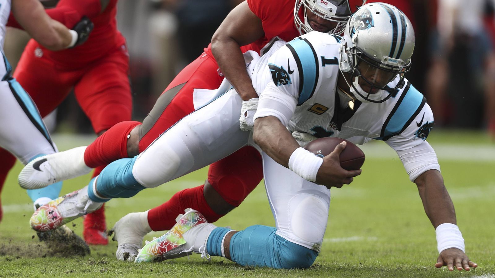 
                <strong>Verlierer: Cam Newton</strong><br>
                Die Carolina Panthers befinden sich im freien Fall – und Quarterback Cam Newton hat seinen Anteil daran. Gleich vier Interceptions warf der Quarterback im Spiel gegen die Tampa Bay Buccaneers. Die Folge war die vierte Niederlage in Folge. Die stark in die Saison gestarteten Panthers haben sich somit ihre gute Ausgangsposition verspielt. Und als wäre das nicht schon schlimm genug, zog sich Tight End Greg Olsen auch noch eine Fußerletzung zu und wird diese Saison nicht mehr zum Einsatz kommen. Wie heißt es so schön: Haste Scheiße am Fuß, haste Scheiße am Fuß.
              