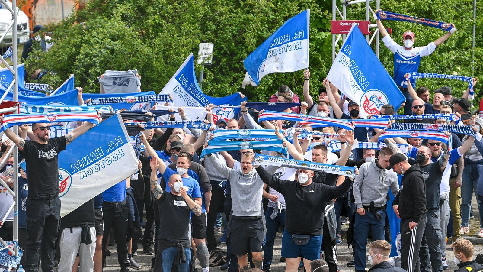 
                <strong>Nicht ganz coronakonform: So unterstützen die Fans ihre Teams</strong><br>
                Letzter Spieltag in der Dritten Liga: Die Rostocker Fans feierten schon vor dem Spiel gegen Lübeck sich und ihre Mannschaft - allerdings nicht wirklich coronakonform. Und auch in Ingolstadt versammelten sich mitgereiste 1860-Anhänger vor dem Aufstiegsendspiel. Wir haben die Bilder von den Fanaufläufen in der Dritten Liga.
              