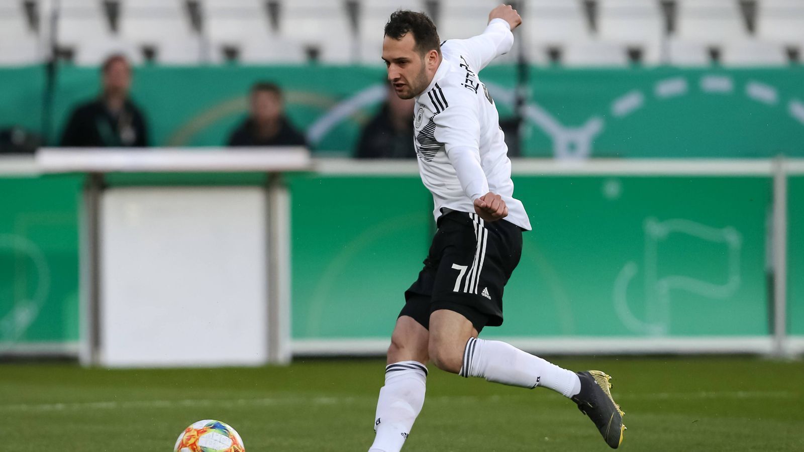 
                <strong>Erfahrenster Bundesliga-Spieler im deutschen Kader</strong><br>
                Der erfahrenste Akteur im Team von Coach Stefan Kuntz ist der Mainzer Levin Öztunali. Der 23-Jährige lief bislang 125 Mal in der Bundesliga auf (einmal mehr als Jonathan Tah) und ist zudem auch in puncto U21-Länderspielen der Mann mit der meisten Erfahrung im deutschen Aufgebot (25 Einsätze). 
              