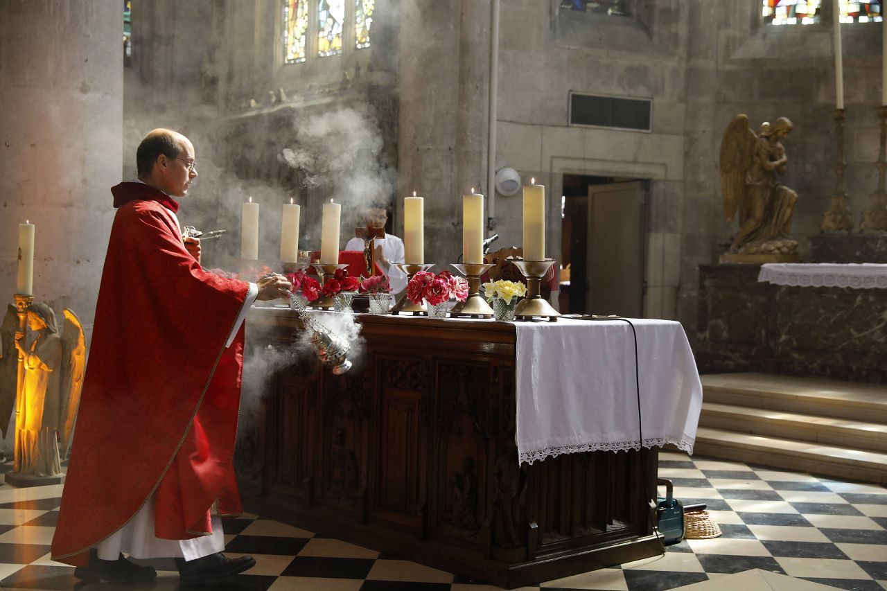 An Pfingsten soll der Heilige Geist den Aposteln erschienen sein. Das feiern Christ:innen an diesem Tag. 