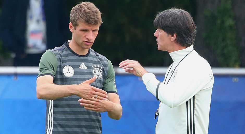 
                <strong>ran-Fazit</strong><br>
                "Aus drei mach sieben" könnte es für Joachim Löw im Sturm heißen. Thomas Müller ist sowohl in der Startelf als auch im Kader gesetzt. Dahinter fährt Timo Werner sicher nach Russland. Am Ende setzt sich zudem Mario Gomez als bulliger Stürmertyp aufgrund seiner größeren Nationalmannschaftserfahrung gegenüber Sandro Wagner durch. Lars Stindl konkurriert eher gegen die Mittelfeldspieler, zieht dabei aber den Kürzeren. Max Kruse ist Löw abseits des Platzes zu laut, um ihn ins WM-Quartier einziehen zu lassen.
              