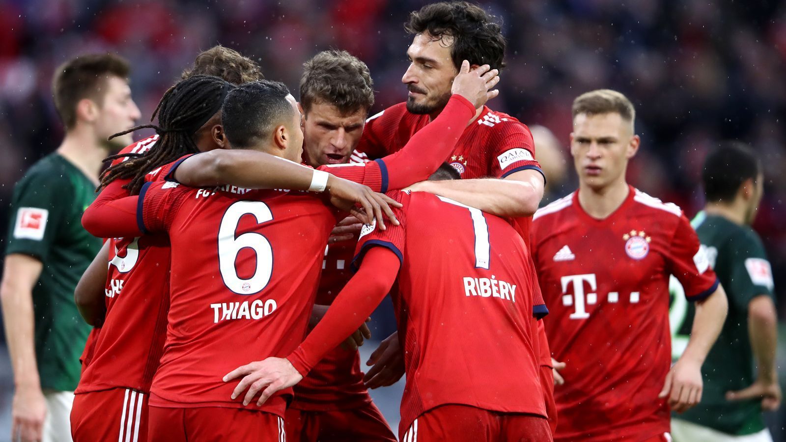 
                <strong>Einzelkritik FC Bayern vs. Wolfsburg</strong><br>
                Mit einem souveränen 6:0 gegen den VfL Wolfsburg - immerhin die bis dato zweitbeste Auswärtsmannschaft der Liga - feiert der FC Bayern eine gelungene Generalprobe für das Rückspiel in der Champions League gegen den FC Liverpool. Dabei tat sich der Rekordmeister zunächst schwer. Mit dem 1:0 platzte aber der Knoten. Die Spieler des deutschen Rekordmeisters in der Einzelkritik.
              