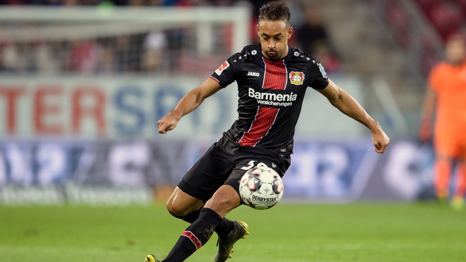 
                <strong>Karim Bellarabi (Bayer Leverkusen)</strong><br>
                "Muskel-Sehnen-Verletzung der rückseitigen Oberschenkelmuskulatur im rechten Bein". So lautete die exakte Diagnose für Leverkusens Karim Bellarabi Ende März nach dem 1:4 gegen Hoffenheim. Oder kurz gesagt: Für den 29-Jährigen ist die Saison 2018/19 vorzeitig gelaufen. Zumindest um eine Operation kam der Offensivspieler zunächst aber mal herum. 
              