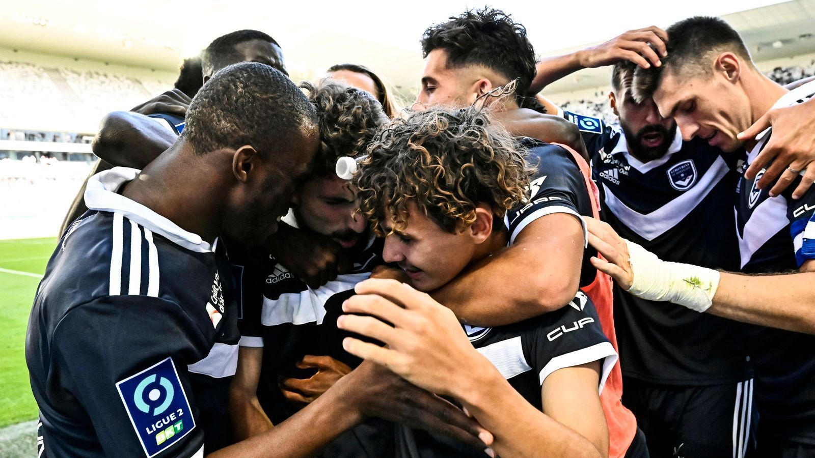 
                <strong>Girondins Bordeaux (Ligue 2/Frankreich)</strong><br>
                Die zehnte und damit letzte Save-Idee für den Football Manager 2023 kommt aus Frankreich. Dort hatte Girondins Bordeaux nach dem Abstieg aus der Ligue 1 im Sommer 2022 mit einigen Turbulenzen zu kämpfen. Zunächst wurde der Klub aufgrund finanzieller Probleme mit dem Zwangsabstieg in die dritte Liga bestraft. Dagegen ging Girondins jedoch erfolgreich vor, bekam drei Tage vor dem Saisonstart die Erlaubnis, doch in der Ligue 2 an den Start gehen zu dürfen. Die Aufgabe für den FM 2023 liegt damit auf der Hand: Den Klub finanziell und sportlich zu konsolidieren und den sechsmaligen Meister Frankreichs zurück ins Spitzenfeld der Ligue 1 zu führen. Challenge accepted?
              