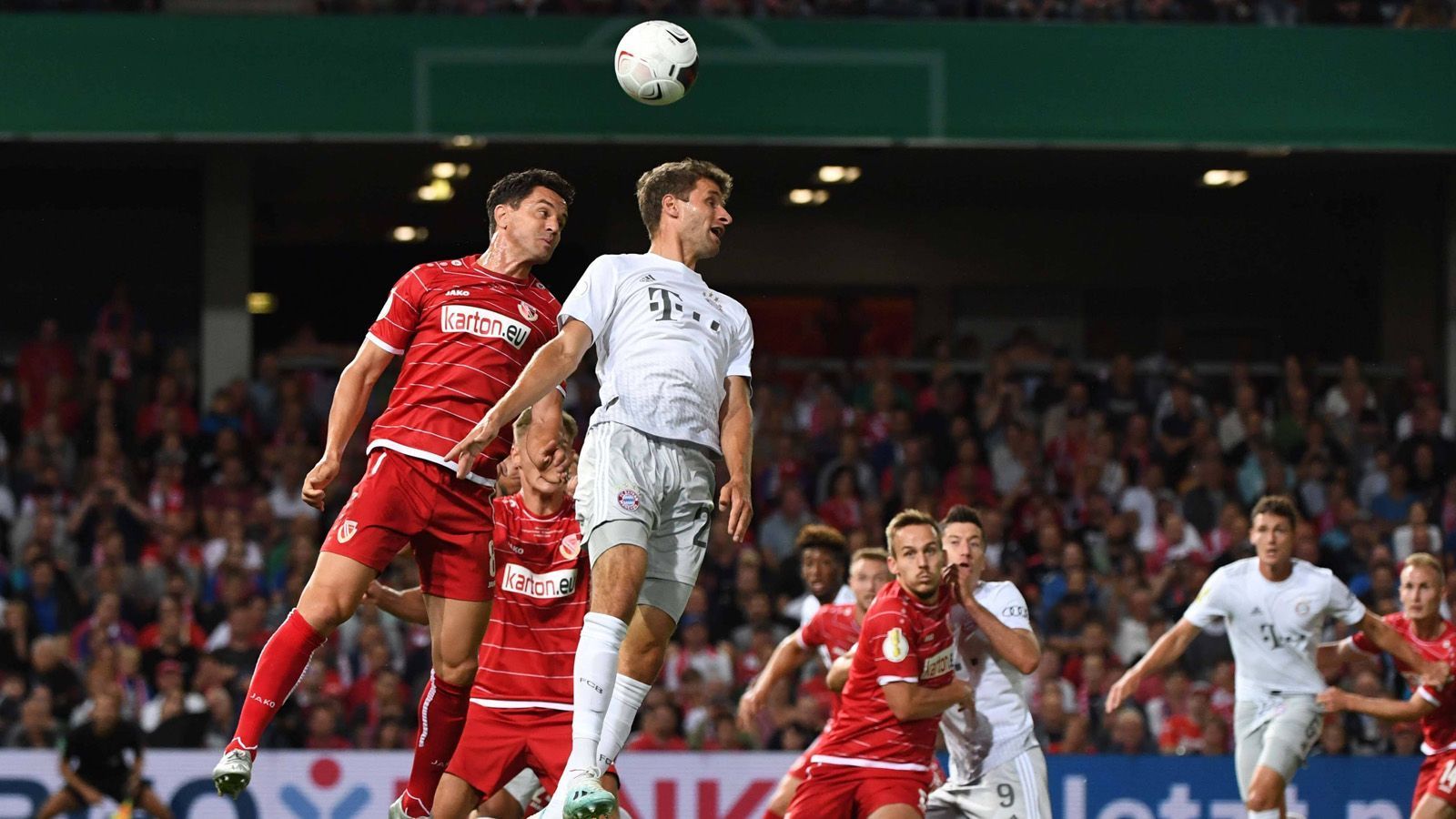 
                <strong>Thomas Müller</strong><br>
                Das Eigengewächs überzeugt mit einigen guten Ideen - so leitet er auch das 1:0 ein. Bleibt fast immer auf der Außenbahn und macht das Spiel so breit. ran-Note: 2
              