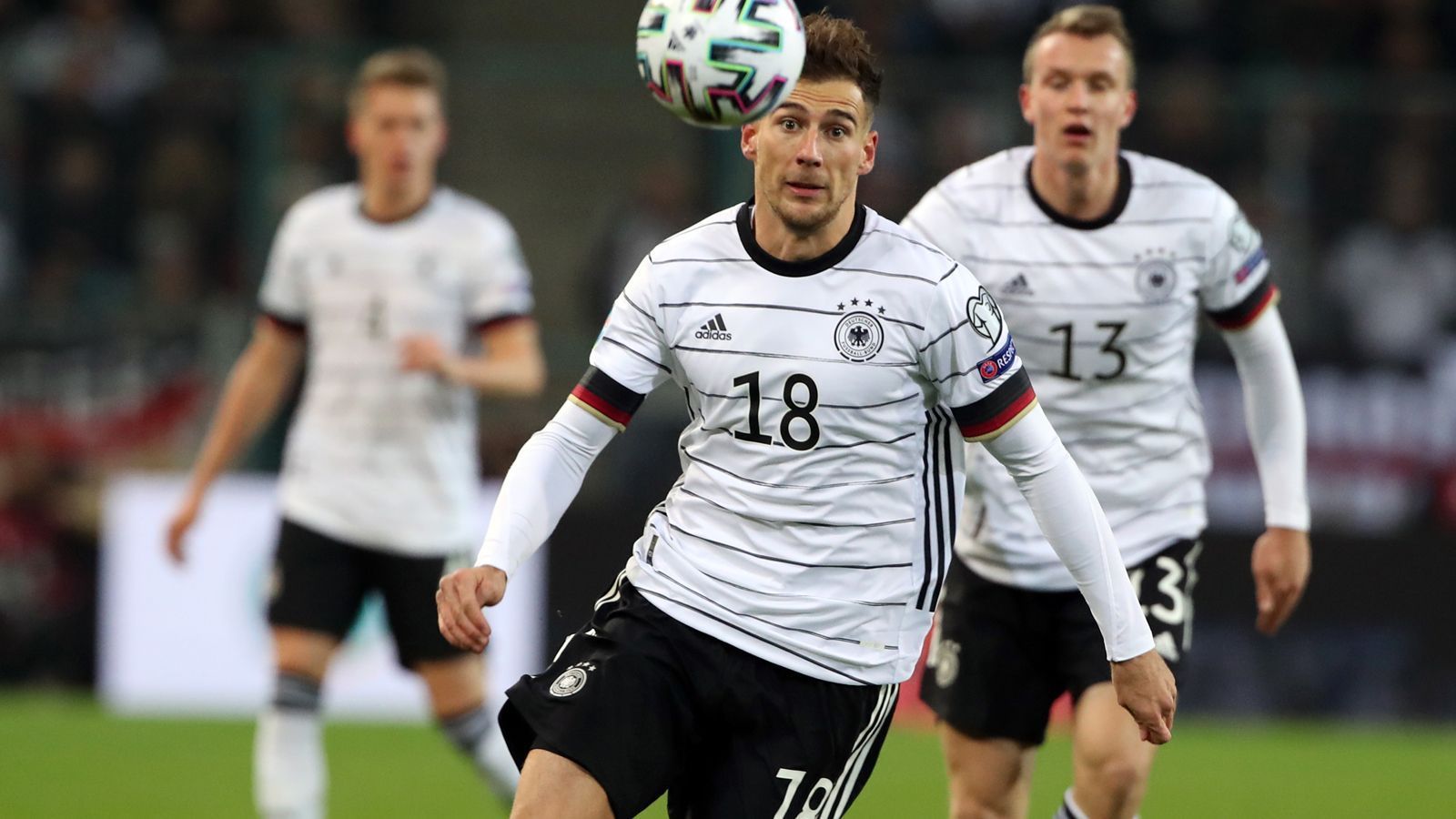 
                <strong>Leon Goretzka</strong><br>
                Wirkt auf einer für ihn ungewohnten Position verloren. Löw beordert den gelernten zentralen Mittelfeldspieler auf die rechte Außenbahn, doch dort ist Goretzka selten zu finden. Der 24-Jährige lässt sich häufig ins offensive Mittelfeld fallen, meist jedoch ohne Ertrag. In der 49. Minute bügelt er die ersten 45 Minuten mit einem sehenswerten Abschluss aus 16 Metern jedoch wieder aus. Auch im weiteren Spielverlauf stabilisiert sich Goretzka im zweiten Durchgang merklich. ran-Note: 3
              