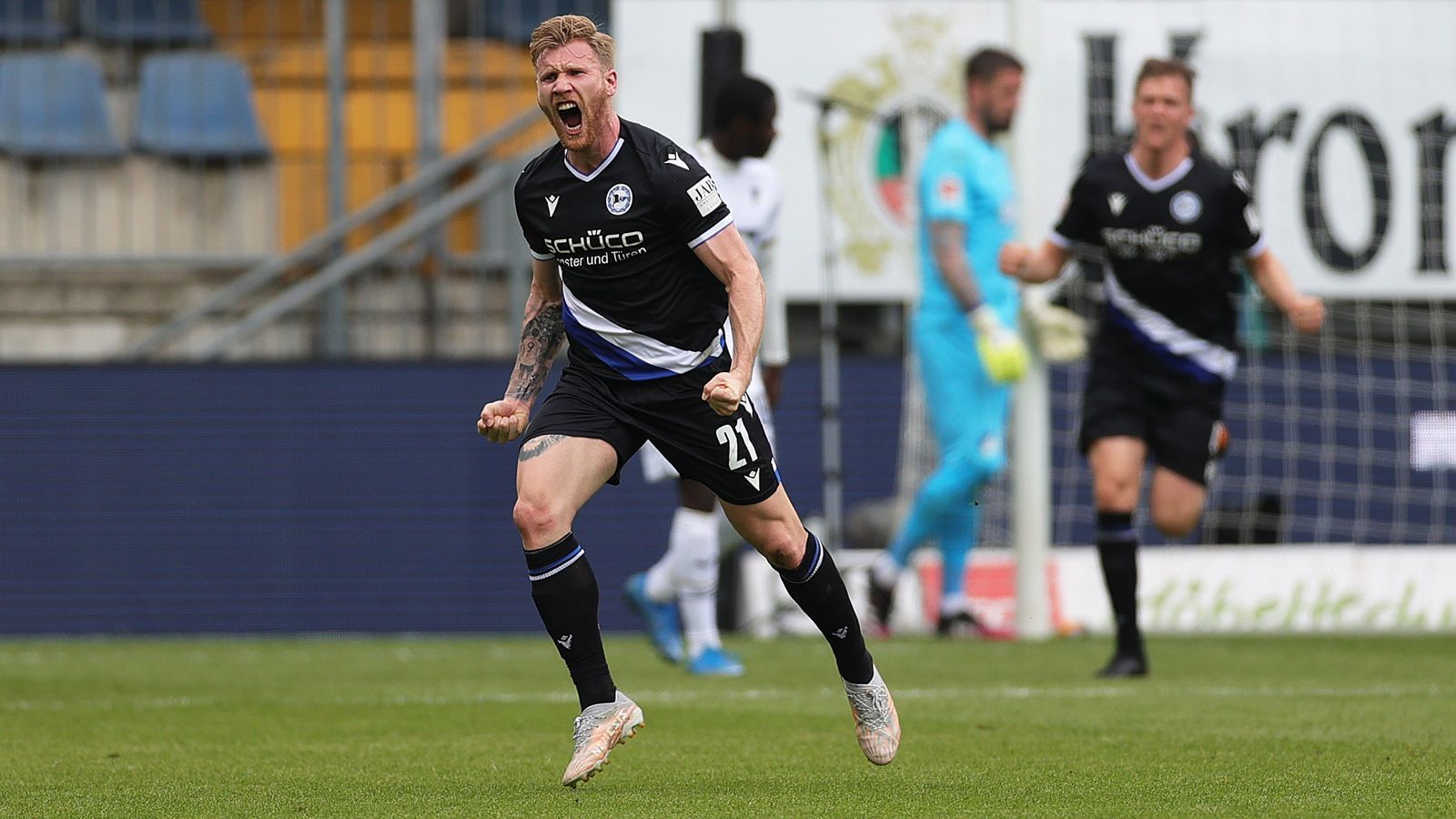 
                <strong>Andreas Voglsammer (Union Berlin)</strong><br>
                Innerhalb der Bundesliga wechselt Stürmer Andreas Voglsammer. Der 29-Jährige wechselt ablösefrei von Arminia Bielefeld zu Union Berlin. Über die Länge des Vertrages machten die Köpenicker keine Angaben. "Nach fünfeinhalb Jahre bei der Arminia, in denen wir mit dem Aufstieg in die Bundesliga und dem anschließenden Klassenerhalt sehr erfolgreich waren, möchte ich noch einmal zu neuen Ufern aufbrechen. Union kenne ich aus vielen Spielen als Gegner. Der Weg, den die Mannschaft und der Verein in den letzten Jahren genommen haben, ist beeindruckend. Ich freue mich sehr darauf, nun Teil dieses Teams zu werden und dazu beizutragen, die sportlichen Ziele in den drei Wettbewerben zu erreichen", erklärte Voglsammer seinen Wechsel zu den "Eisernen".
              