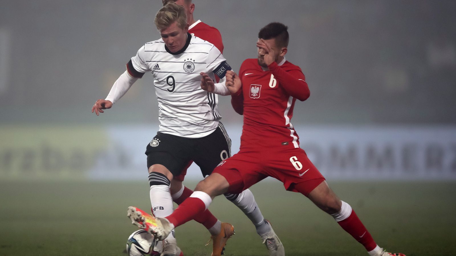 
                <strong>Einzelkritik zu Deutschlands U21-Pleite gegen Polen</strong><br>
                Die deutsche U21 muss in der EM-Qualifikation einen herben Rückstand hinnehmen. In Großaspach verliert die Mannschaft um Kapitän Jonathan Burkardt nach einem Horrorstart mit 0:4 (0:3). ran zeigt die Einzelkritik zum bitteren Auftritt der DFB-Junioren.
              