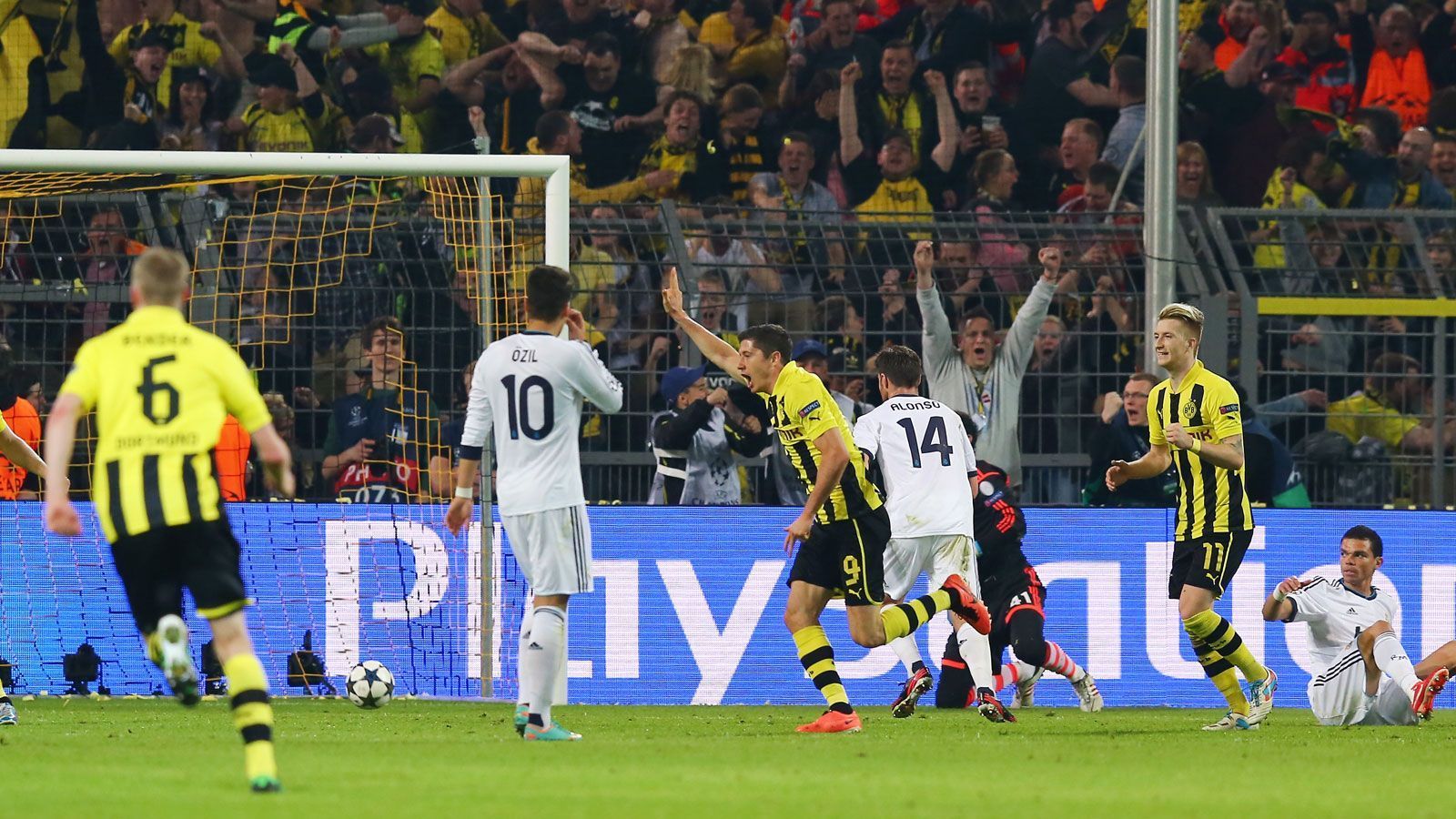 
                <strong>Borussia Dortmund - Real Madrid 4:1 (Champions-League-Halbfinale 2012/13)</strong><br>
                Nach dem nervenaufreibenden Spiel gegen Malaga treffen die Dortmunder dann im Halbfinale auf Real Madrid, nur die Wenigsten rechnen mit einem Weiterkommen. Doch die Dortmunder überraschen die Spanier mit ihrer aggressiven Taktik, an der sie auch nach dem zwischenzeitlich Ausgleich von Cristiano Ronaldo festhalten. Das Hinspiel in Dortmund entwickelt sich zu einer Robert Lewandowski-Gala, der Pole (3. v. li.) erzielt alle vier Dortmunder Tore und verschafft den Schwarz-Gelben so eine ideale Ausgangsposition für das Rückspiel in Madrid. Nach einer 0:2-Niederlage zieht die Borussia in ihr zweites Champions-League-Finale ein.
              