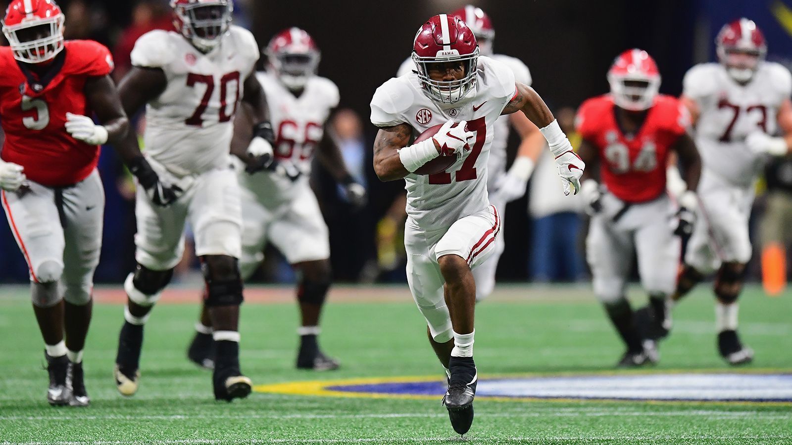 
                <strong>Jaylen Waddle</strong><br>
                Es gab fast keine Universität, die nicht an Jaylen Waddle interessiert war. Er lehnte Angebote von LSU, Florida State und Auburn ab, um für das Team von Head Coach Nick Saban zu spielen. Bisher ließ Waddle sein Potenzial einige Male aufblicken, findet sich aber momentan auf dem Depht Chart hinter Jeudy, Smith und Ruggs wieder. Saban nutzt ihn als Punt Retuner, wo er durchschnittlich 22,3 Yards pro Return erzielt. Mit 302 Gesamt-Yards hat er den höchsten Raumgewinn aller Punt-Returner im College-Football. Klein, wendig und schnell beschreibt den Spieler wohl am besten. NFL-Spieler-Vergleich: DeSean Jackson (Philadelphia Eagles) 
              