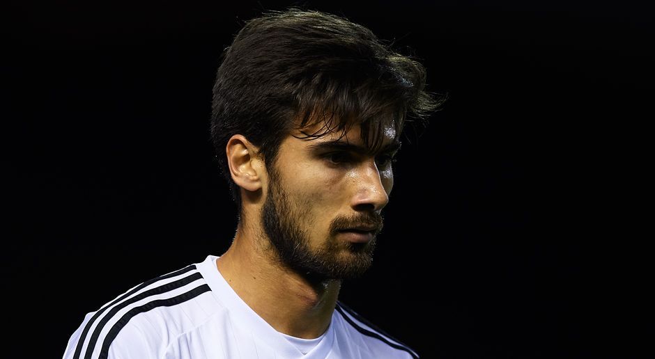 
                <strong>Andre Gomes (Zugang FC Barcelona)</strong><br>
                Andre Gomes (Zugang FC Barcelona): Barca hat Andre Gomes vom FC Valencia verpflichtet. Das vermelden die Katalanen auf ihrer Website. Der portugiesische Europameister soll dem Klub laut der spanischen Zeitung "Marca" rund 50 Millionen Euro wert sein und einen Vertrag bis 2021 unterschreiben. Nach Denis Suarez, Samuel Umtiti und Lucas Digne ist er der vierte Neuzugang beim amtierenden Meister der Primera Division.
              