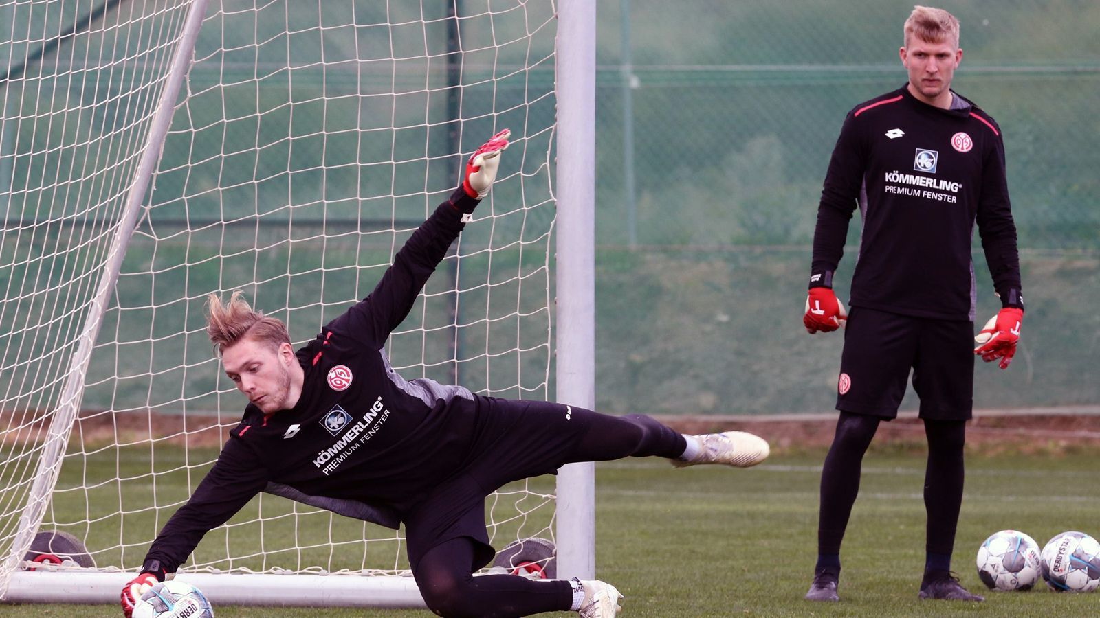 
                <strong>1. FSV Mainz 05</strong><br>
                Bei den Mainzern kündigt sich einmal mehr ein Zweikampf zwischen Florian Müller (li.) und Robin Zentner (re.) um den Platz zwischen den FSV-Pfosten an. "Beide haben Nummer-Eins-Status. Sie sind charakterlich gereift und haben uns mit starken Leistungen geholfen", sagte Sportchef Rouven Schröder der "Bild". Da aber nur einer spielen kann, dürfte der Verlierer des Zweikampfes wohl noch im Sommer 2020 wechseln. Der Vertrag des 22-jährigen Müller läuft noch bis 2022, jener von Zentner (25 Jahre alt) eine Saison länger. Während Müller in der Vorsaison auf 14 Bundesliga-Einsätze kam, durfte Zentner 20 Mal ran.
              