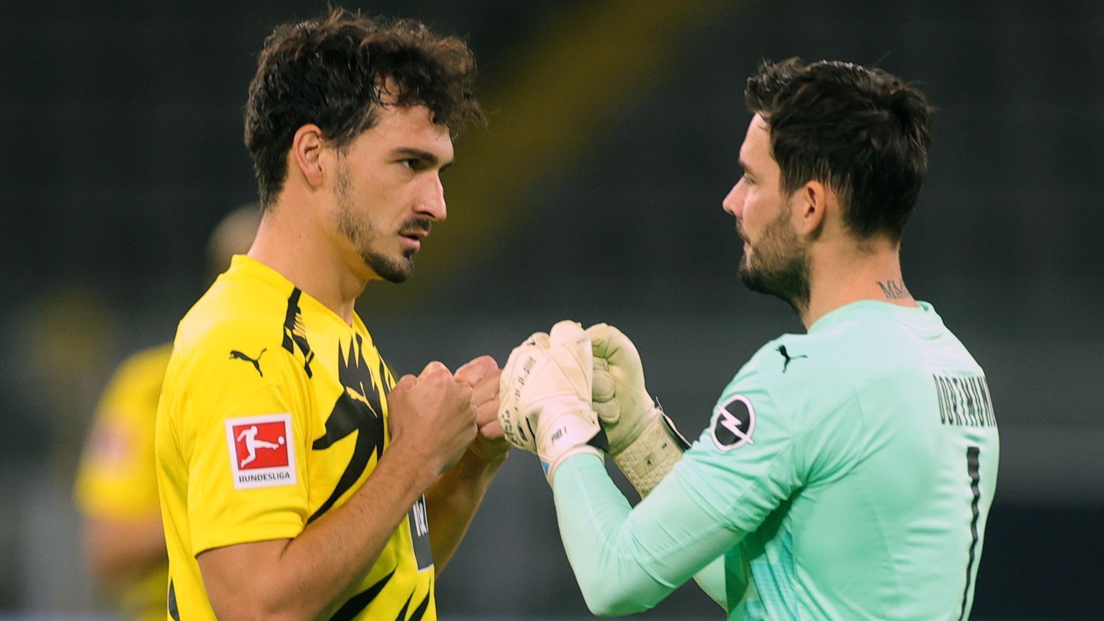 
                <strong>Mats Hummels (Borussia Dortmund)</strong><br>
                Der Abwehrchef präsentiert sich anfangs umsichtig und mit guter Antizipation. Genie und Wahnsinn wechseln sich aber ab: Lädt Hummels seine Ex-Kollegen mit einem Fehlpass über wenige Meter beinahe zum Konter ein, leitet er die Führung durch Reus kurz vor der Pause gekonnt ein mit seinem Zuspiel auf den linken Flügel. Beim Freistoß eilt der 2014er Weltmeister zurück, kann den Einschlag trotzdem nicht verhindern. Vor dem 1:2 verliert er das entscheidende Kopfballduell gegen Lewandowski, dann geht es ihm auch bei Comans Pfostenschuss zu rasant. ran-Note: 4
              