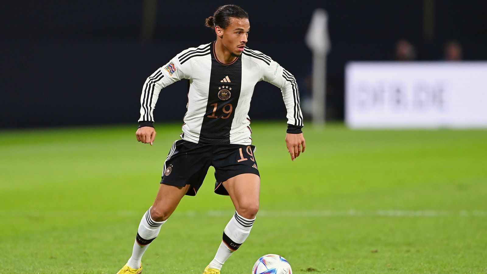 
                <strong>Leroy Sane</strong><br>
                Der bayerische Offensivstar war lange Zeit überhaupt nicht zu sehen. Kaum Ballkontakte, kaum Spielszenen – es war fast so, als ob Deutschland nur zu zehnt spielte. Doch dann taute Sane immerhin ein bisschen auf – aber immer noch viel zu wenig für einen Spieler seines Kalibers und vor allem seines Selbstverständnisses. ran-Note: 5
              