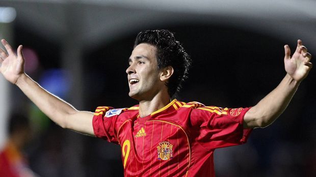 
                <strong>Alberto Bueno (2006)</strong><br>
                Alberto Bueno - Spanien/FC Porto: Im Jahr 2006 erhielt Alberto Bueno die Auszeichnung. Spanien gewann das Finale mit 2:1 gegen Schottland, Bueno erzielte beide Treffer. Real Madrid sicherte sich die Dienste des Stürmers, der aber nur drei Ligaspiele für die Königlichen absolvierte. Zuletzt war er Reservist beim FC Porto.
              