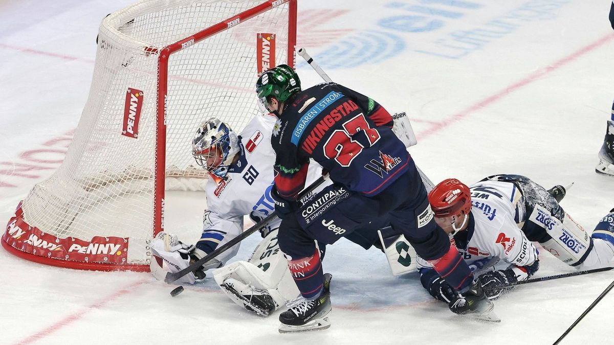 Schwenningens Torwart Joacim Eriksson unter Druck