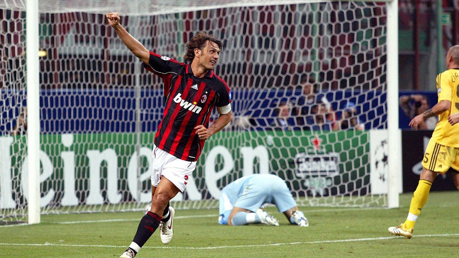 
                <strong>Platz 4: Paolo Maldini</strong><br>
                Verein: AC MailandAlter: 39 Jahre, 9 Monate und 4 Tage
              