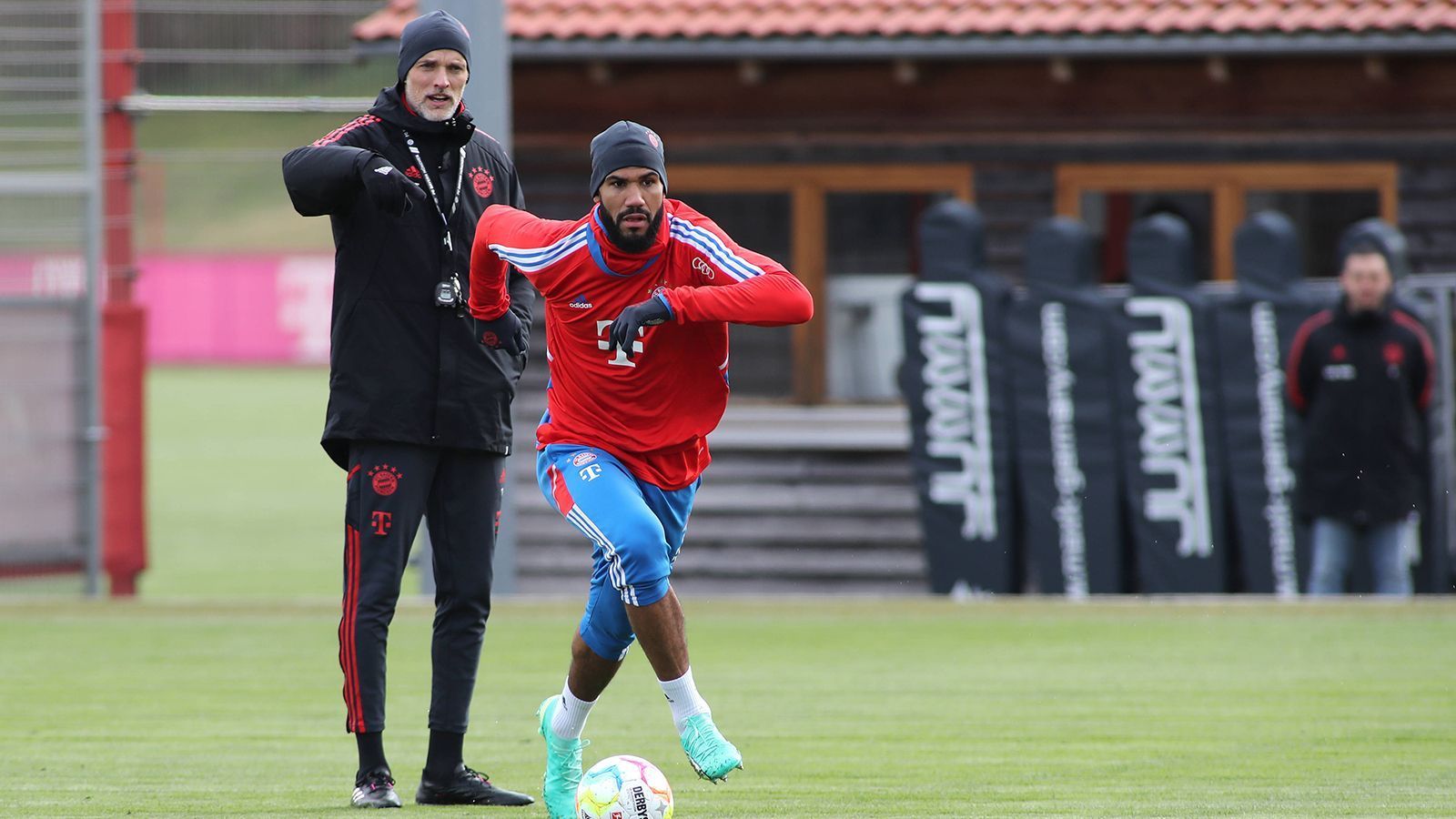 
                <strong>Tuchel und Choupo-Moting</strong><br>
                Eric Maxim Choupo-Mouting macht nach seiner Verletzung - den Stürmer plagten Rückenprobleme - immerhin wieder beim Aufwärmen mit der Mannschaft mit. Tuchel kennt er schon aus Mainzer und Pariser Zeiten.
              