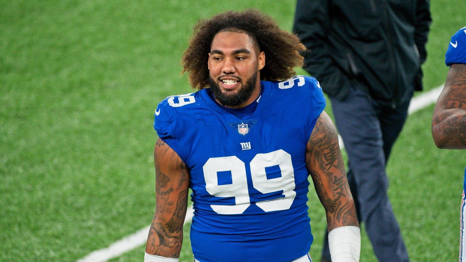 
                <strong>NEUER VERTRAG: New York Giants: Leonard Williams (Defensive End)</strong><br>
                Da Leonard Williams im zweiten Jahr in Folge mit dem Franchise Tag belegt wurde, hätte ihm eine Unterschrift 19,35 Millionen US-Dollar beschert. Stattdessen einigten sich die New York Giants und der D-Liner auf einen neuen Kontrakt über drei Jahre, der 63 Millionen US-Dollar schwer ist.
              