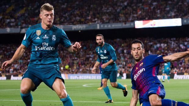 
                <strong>Toni Kroos (Real Madrid)</strong><br>
                Toni Kroos: Die Passmaschine ist auch in der Partie gegen Barca der Dreh- und Angelpunkt im Real-Spiel. Liefert eine Partie ab, wie man sie schon so häufig von ihm gesehen hat: Extrem ballsicher und mit ganz viel Übersicht. ran-Note: 2
              