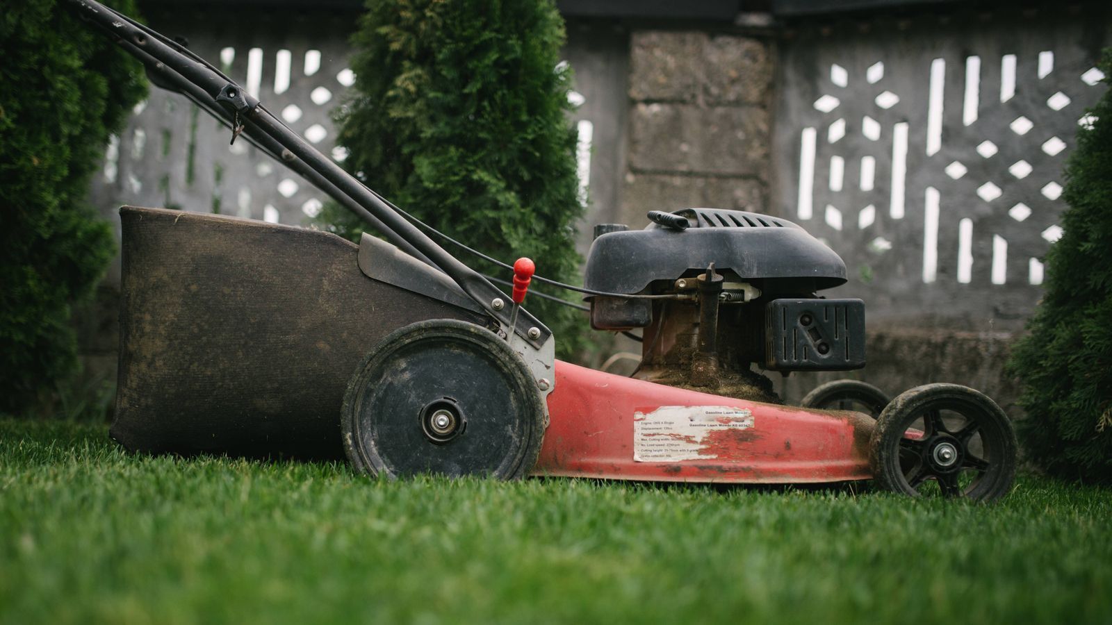 
                <strong>Rasenmäher</strong><br>
                Wer sein Grün am Wochenende mit einem Benzinrasenmäher bearbeitet, stört seine Nachbarn in der Regel mit bis zu 90 Dezibel.
              