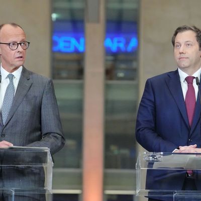 4. März 2025, Berlin: Friedrich Merz (links), Kanzlerkandidat der Union, und Lars Klingbeil, Fraktionsvorsitzender der SPD und Bundesvorsitzender