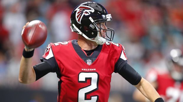 
                <strong>Verlierer: Atlanta Falcons</strong><br>
                Jeder blamiert sich, so gut er kann. Und vor allem, wenn es nicht das erste Mal ist, einen deutlichen Vorsprung zu verspielen. Diesmal ist es eine 17:0-Führung. Allerdings nicht gegen die New England Patriots, sondern gegen die Miami Dolphins. Gegen Jay Cutler. Aus 17:0 wird 17:20. Und wieder einmal sind die Falcons das Gespött der Leute.
              