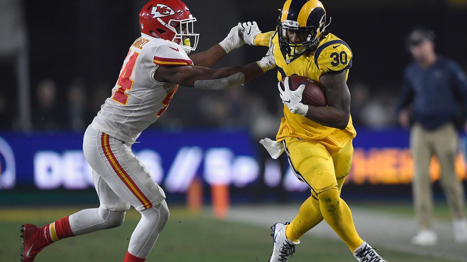 
                <strong>Divisional Round</strong><br>
                Über eine Bye-Week in der Wild Card Round und damit auf eine sichere Teilnahme an der Divisional Round dürfen sich unter anderem die Kansas City Chiefs und die Los Angeles Rams (im Bild) freuen. Jeder ihrer Spieler würde damit automatisch 29.000 US-Dollar (knapp 25.400 Euro) erhalten.
              