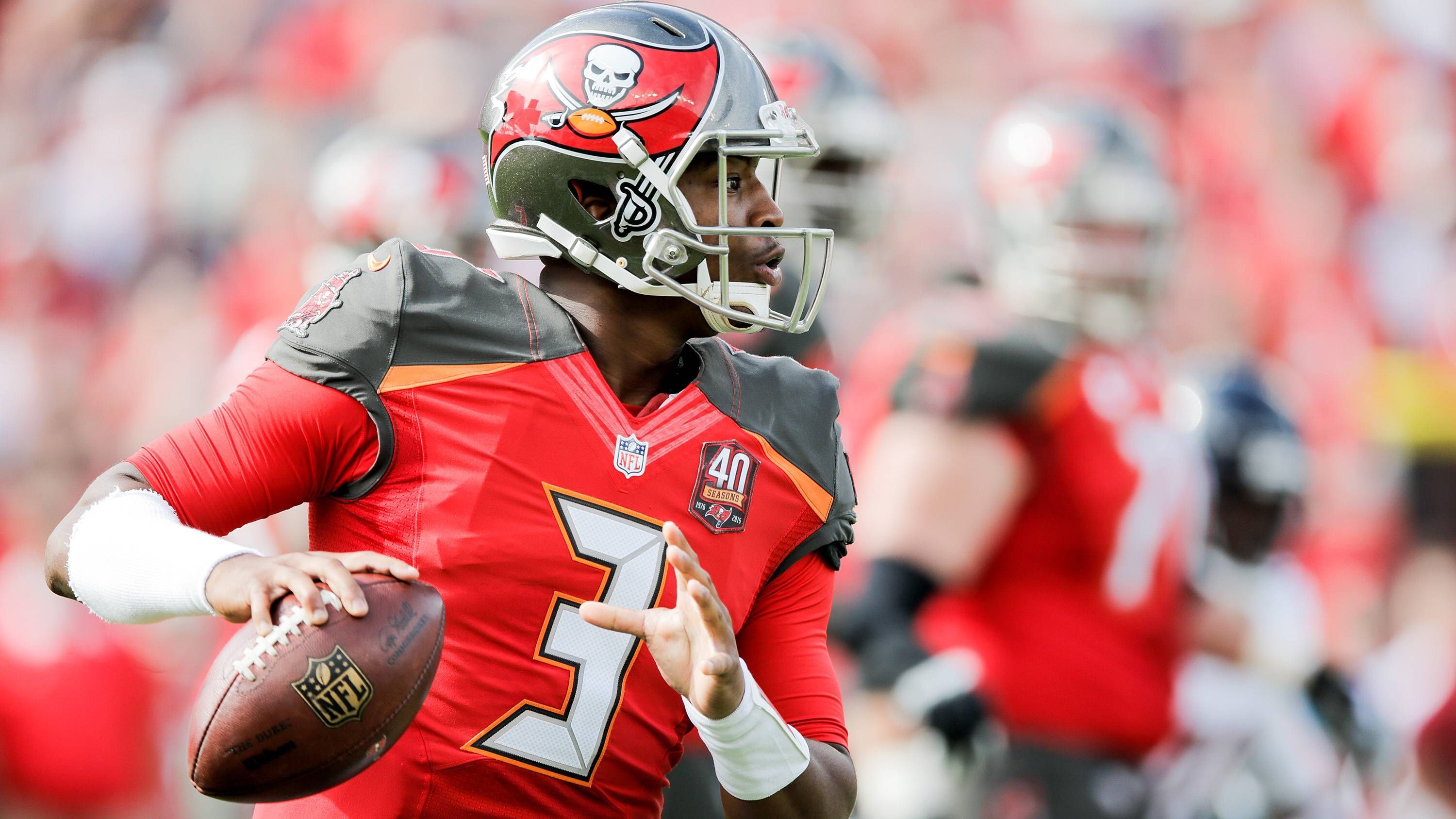 <strong>Jameis Winston (Tampa Bay Buccaneers) - 2015</strong><br>Der erste Pick des Jahres 2015 hatte ein bescheidenes Debut bei der 14:42-Niederlage gegen die Tennessee Titans. Zwar zeigte Winston immer wieder sein Potential, allerdings waren seine Leistungen viel zu inkonstant. Bei den Saints ist er in der kommenden Saison Backup für Derek Carr.