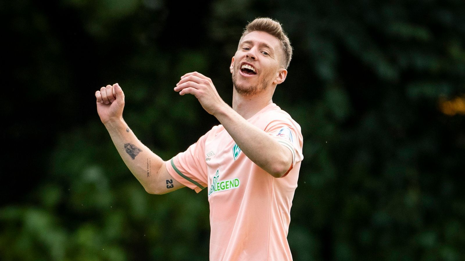 
                <strong>SV Werder Bremen</strong><br>
                Der SV Werder Bremen hat eine durchwachsene Vorbereitung hinter sich und auch der DFB-Pokalauftakt bei Viertligist Energie Cottbus entwickelte sich trotz 2:0-Führung zur Hängepartie. Der Kader macht ähnlich wie der des Mit-Aufsteigers Schalke trotz relativ geringem Budgets einen passablen Eindruck. Die Schwachstellen wurden bearbeitet - wie zum Beispiel mit Linksverteidiger-Neuzugang Lee Buchanan. Ob Schwachstellen damit auch beseitigt wurden, muss sich zeigen. Zum Auftakt geht es für das Team von Ole Werner zum VfL Wolfsburg, da liegt der Druck beim Favoriten aus der Autostadt.
              