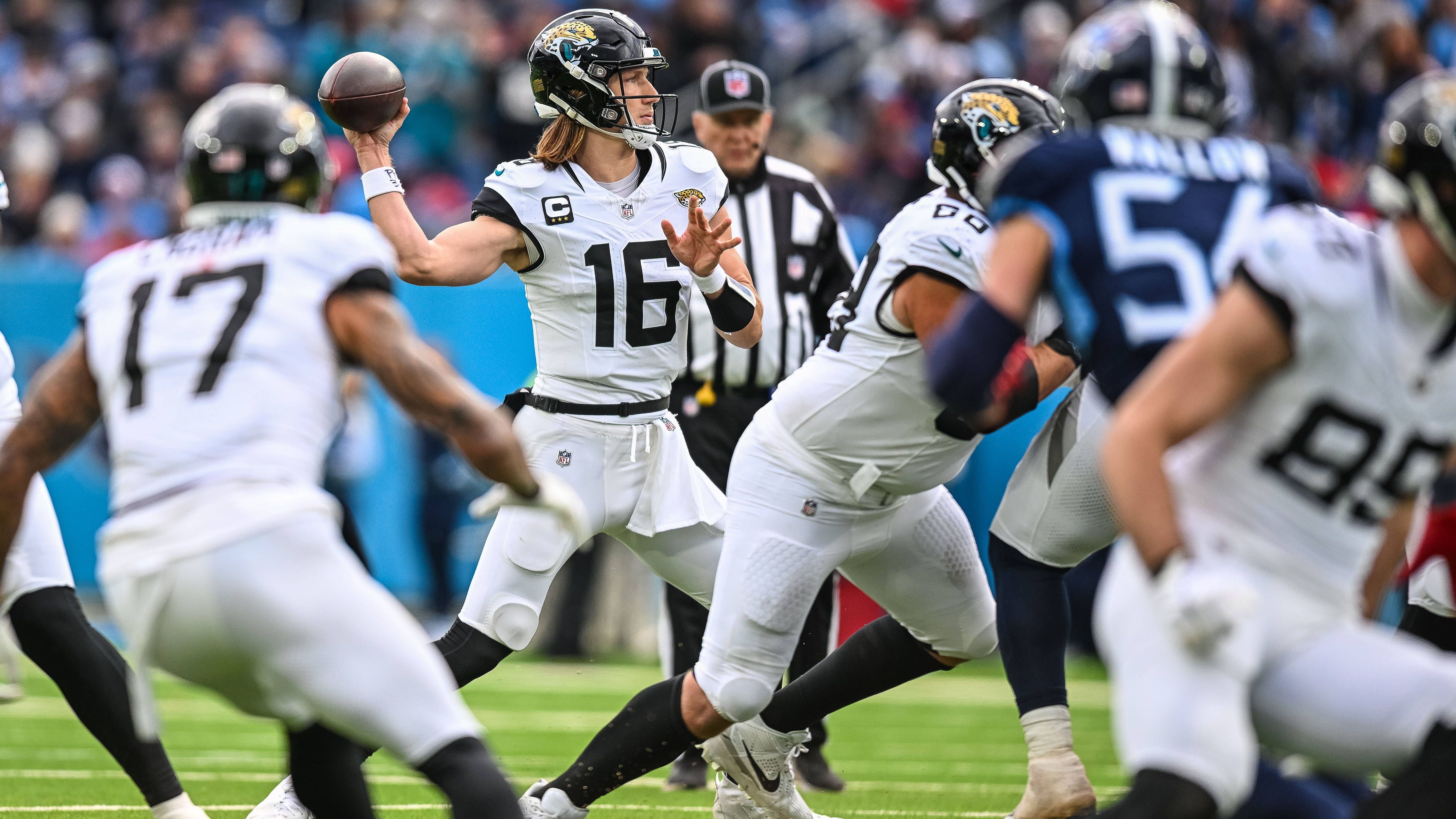 <strong>Verlierer: Jacksonville Jaguars</strong><br>Eigentlich hatten die Jags die Playoffs fest eingeplant. In den ersten Spielen dominierte das Team, stand gut da. Lange sah es danach aus, dass die Truppe um Spielmacher Trevor Lawrence die Postseason erreicht. Eine Pleite gegen die Titans am letzten Spieltag machte jegliche Hoffnungen zunichte. Eine Enttäuschung, an deren Ende Cheftrainer Doug Pederson den halben Trainerstab entließ.