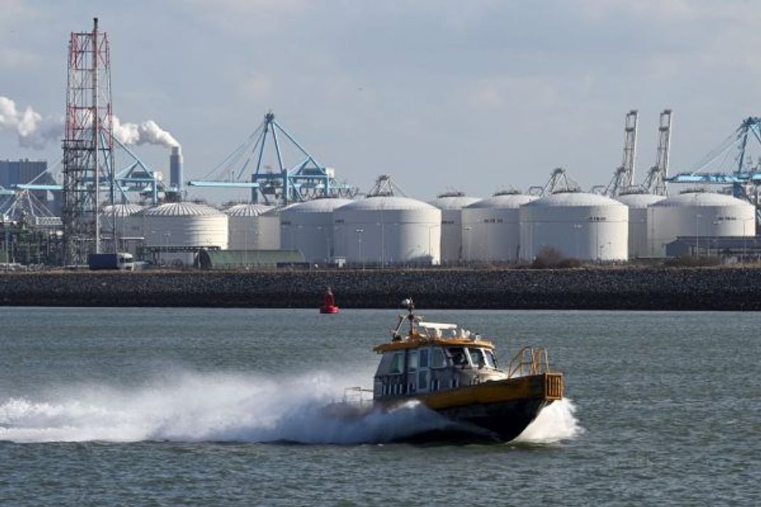 Das Foto zeigt das LNG-Terminal im Hafen von Rotterdam. Auf Grund seiner enormen Größe dient es als LNG-Verteilersteller, als "Hub", für ganz Europa.