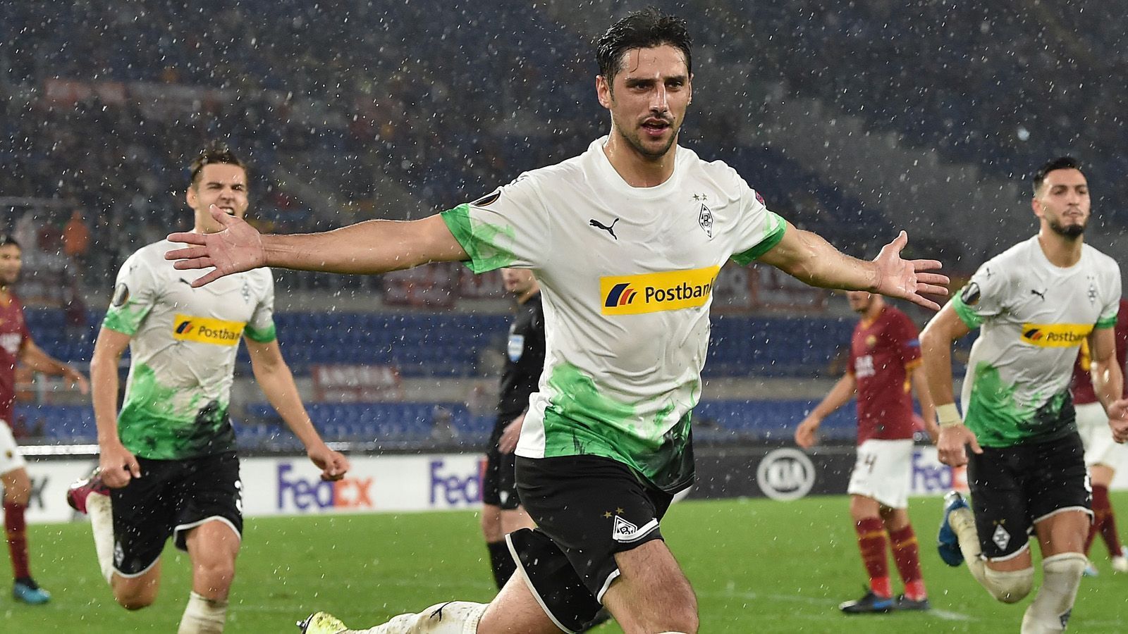 
                <strong>Lars Stindl</strong><br>
                Der Kapitän mischt ab Minute 75 mit und hat sofort eine Schusschance, findet seinen Meister aber in Keeper Pau Lopez. Das zweite Duell entscheidet der Confed-Cup-Sieger vom Elfmeterpunkt souverän für sich. ran-Note: 2
              