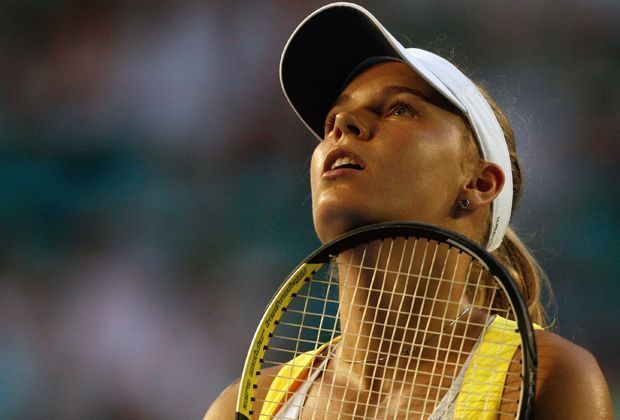 
                <strong>2009 Australian Open </strong><br>
                2009 wurde Wozniacki beim australischen Grand-Slam-Turnier bereits in der dritten Runde von Jelena Dokic gestoppt - ein Tiefpunkt für die ambitionierte Sportlerin. Aber schon ein Jahr später überzeugte die Dänin mit ihrer Leistung bei vielen Turnieren. 
              